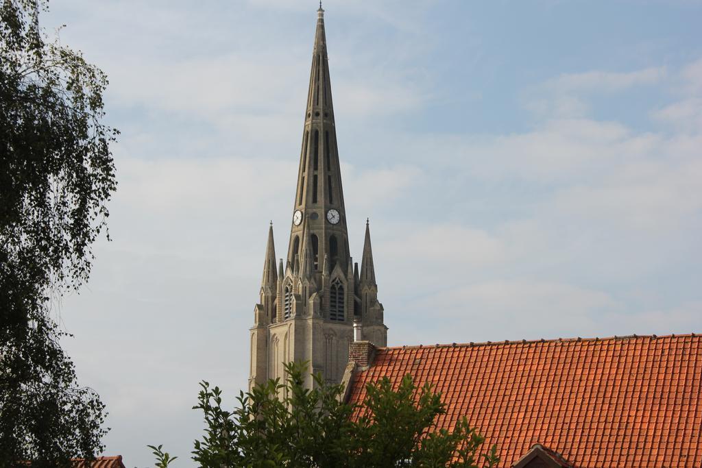 Au Coeur Des Hôtes Steenvoorde Exterior foto