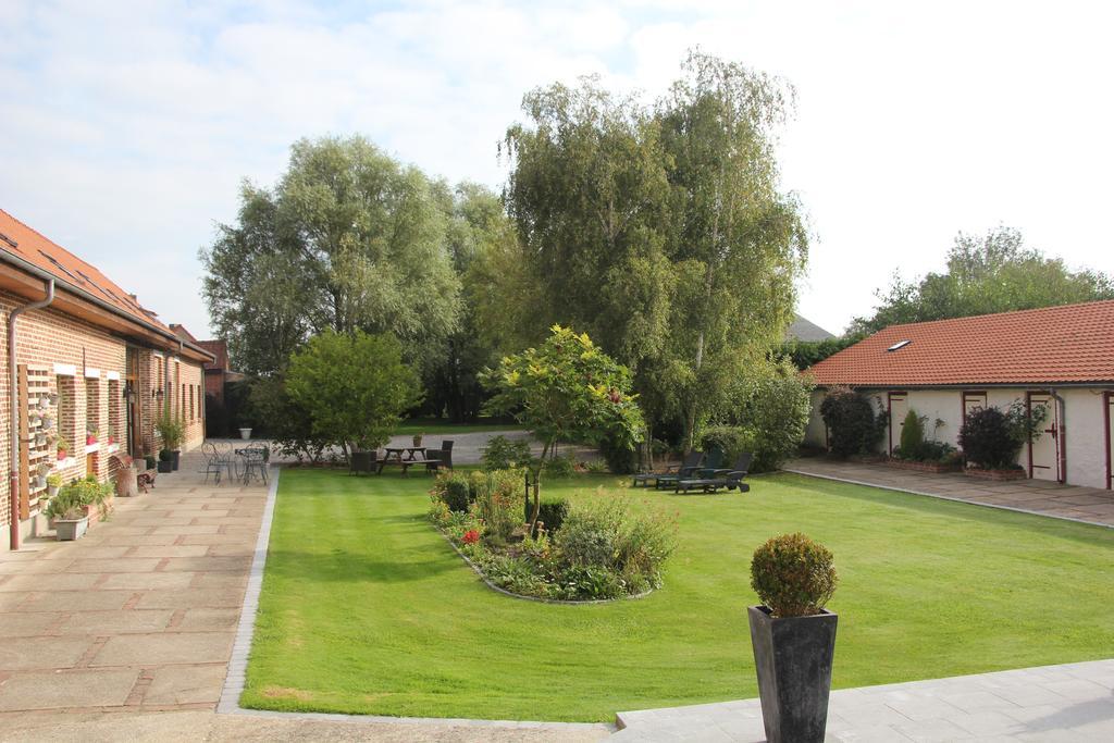 Au Coeur Des Hôtes Steenvoorde Exterior foto