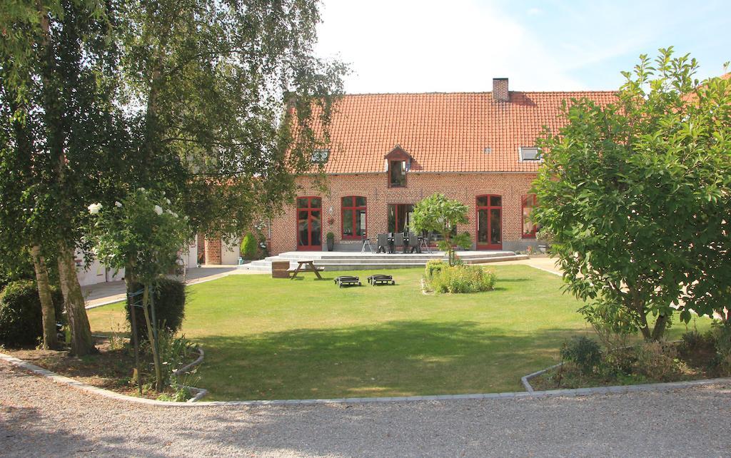 Au Coeur Des Hôtes Steenvoorde Exterior foto